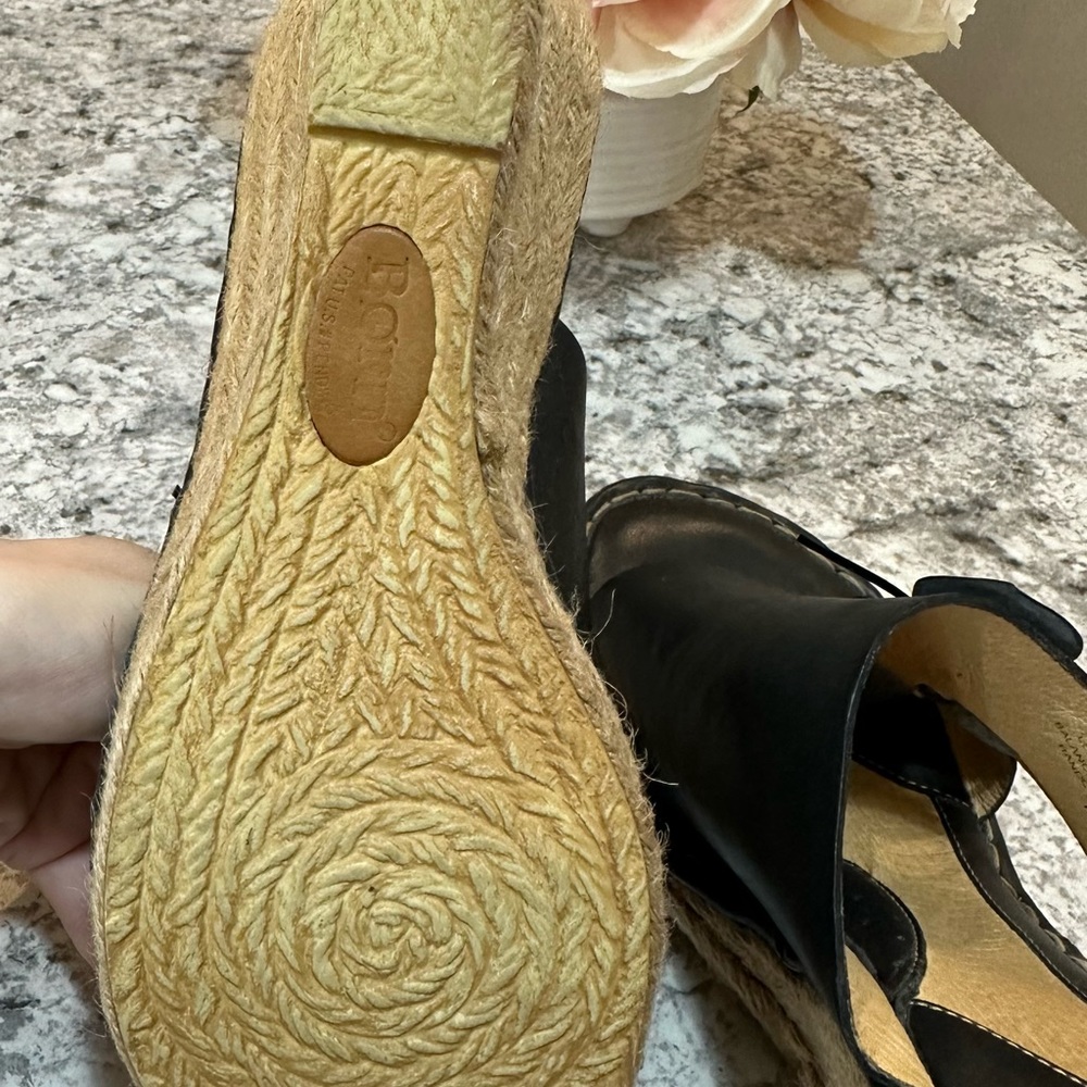Born espadrille wedge sandals, Black leather, Flower Detail, Size 10 - Picture 6 of 12